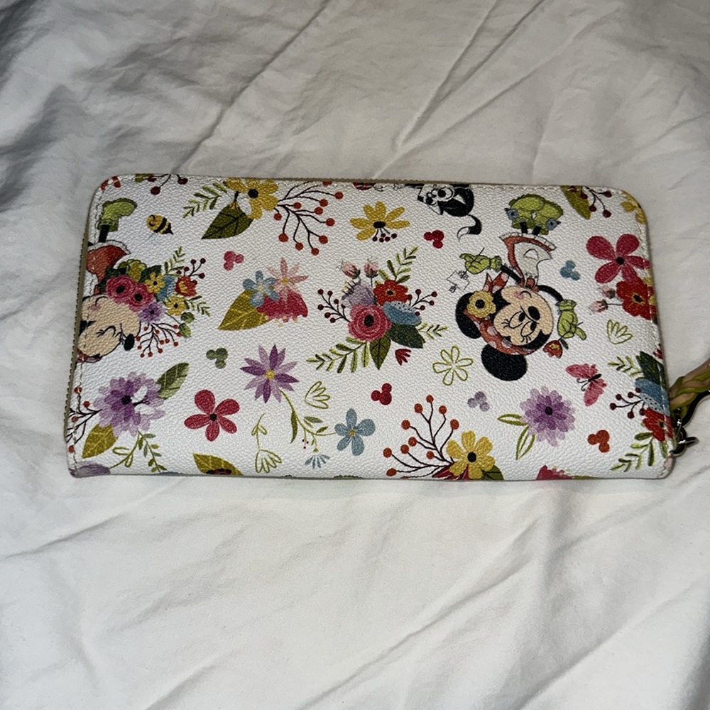 Dooney & Bourke Disney Parks Flower & Garden 25th Anniversary Wallet 2018 - Picture 8 of 17